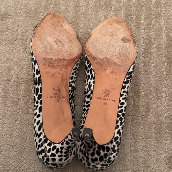 Ann Taylor animal print 2 1/4 inch heels in size 8 - Picture 3 of 4